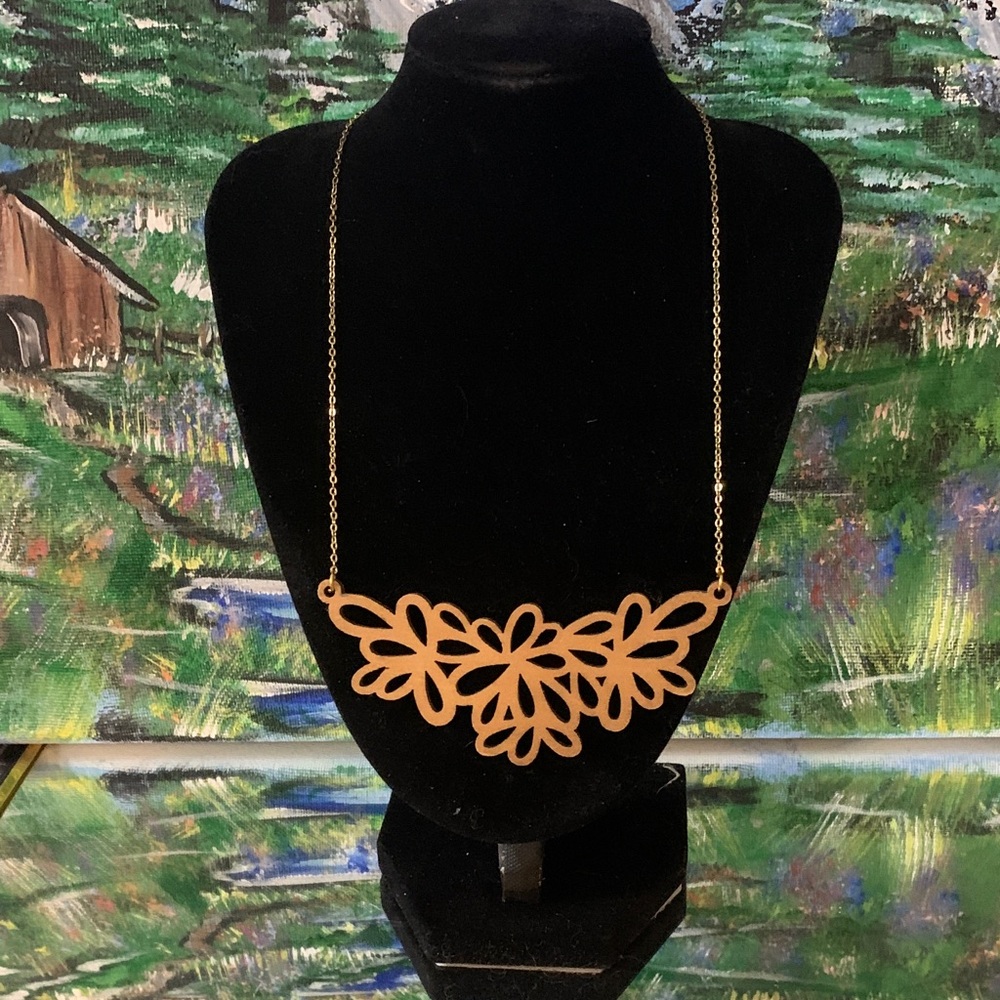 Chic Gold Tone Faux Wood Floral Necklace length16"